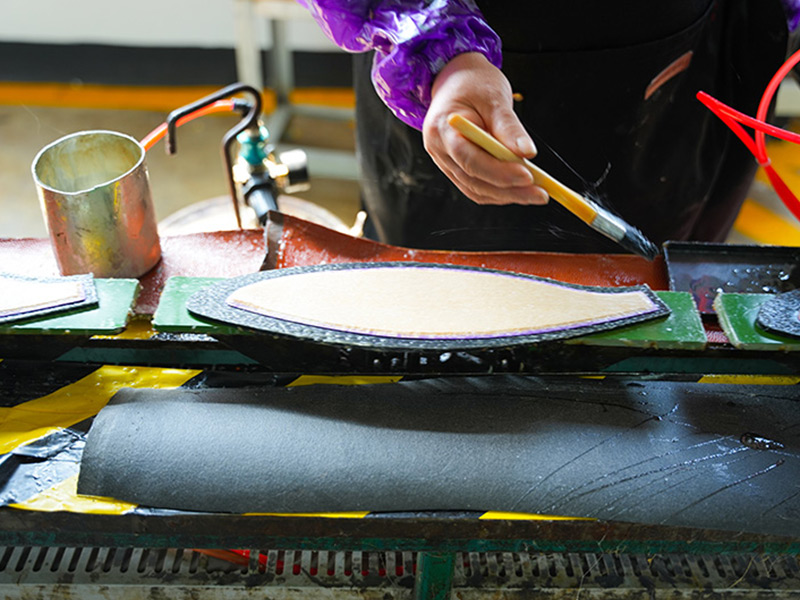 Кожаная приклеена